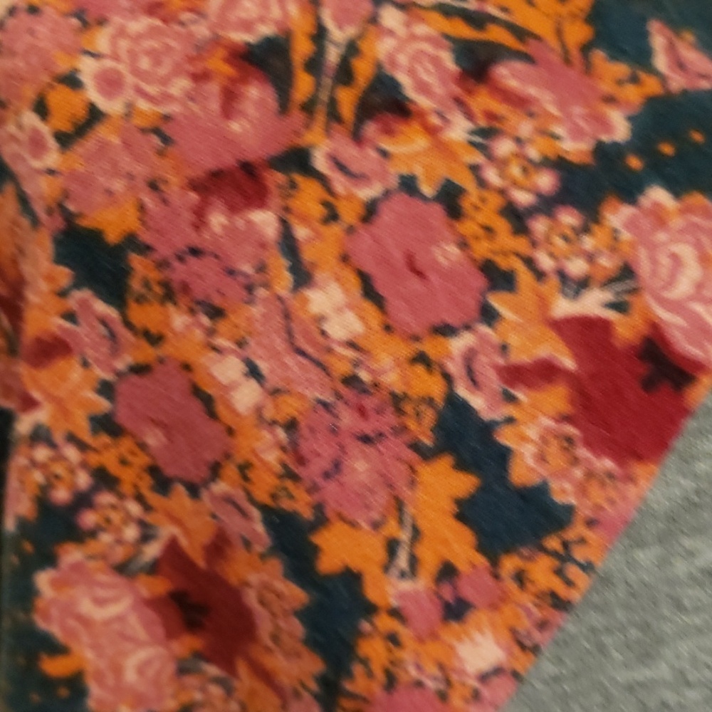 Lularoe Randy Tshirt - Picture 2 of 2